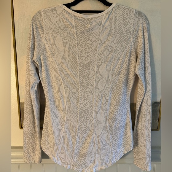 LULULEMON Between The Lines Gray And White Snakeskin Long Sleeve Tee Size 6 - Picture 7 of 8